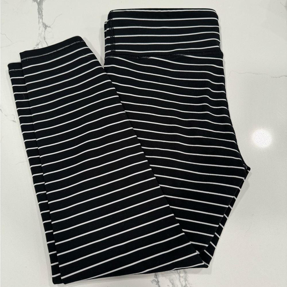 Gap Fit Blackout leggings. Size medium.